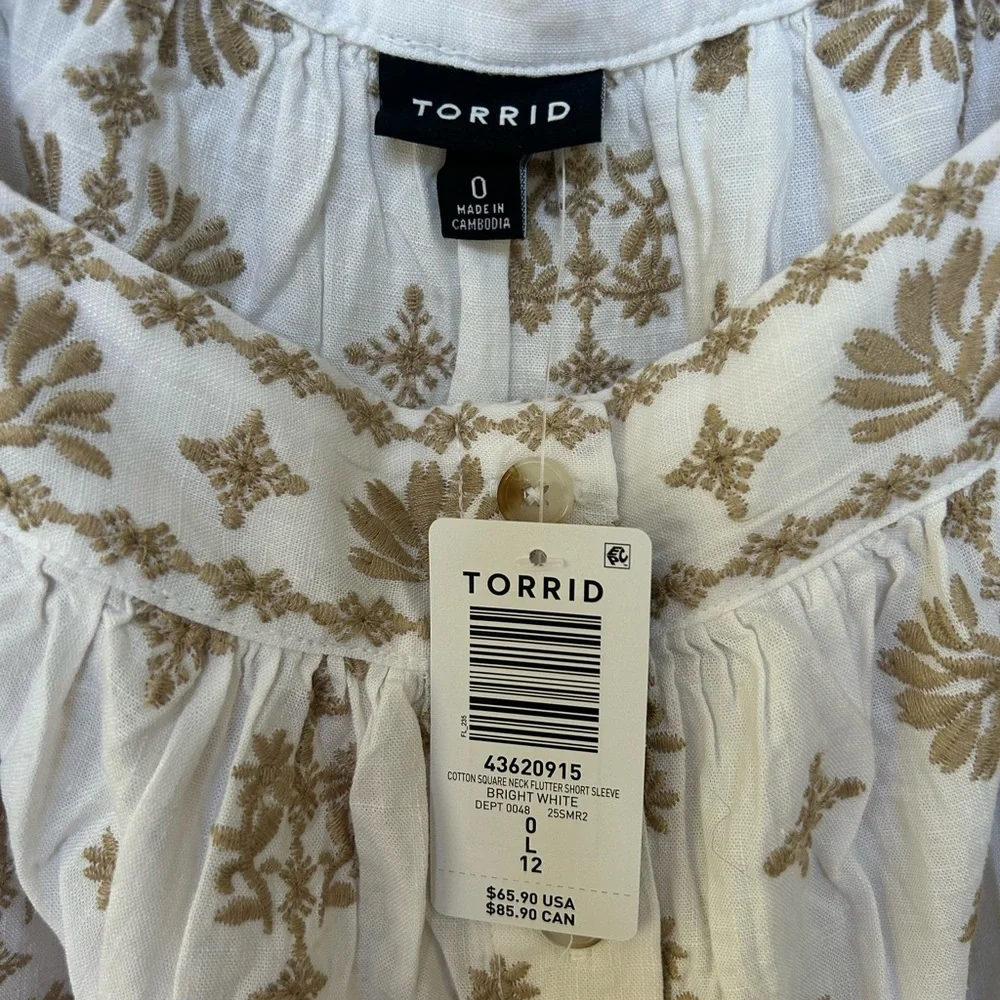 Torrid White & Gold Buttoned Bib Collar Blouse 🤩 - Picture 4 of 8